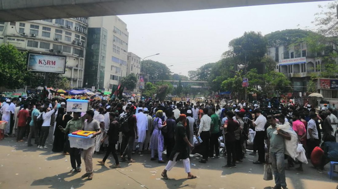 আ.লীগ নিষিদ্ধের দাবিতে দ্বিতীয় দিনের মতো শাহবাগে অবরোধ
